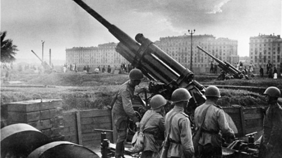 5 декабря 1941 г. – Контрнаступление Красной Армии под Москвой.
Зенитные орудия в Парке культуры имени Горького.